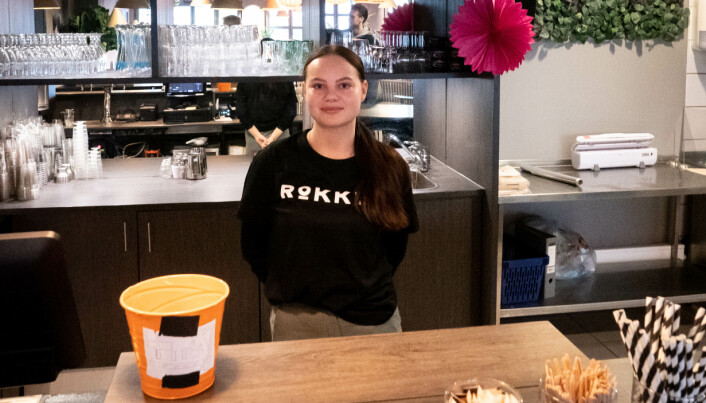 KOMBINERER: Emilie Stener Hansen (20) både jobber og studerer i Volda. KOMBINERER: Emilie Stener Hansen (20) både jobber og studerer i Volda.