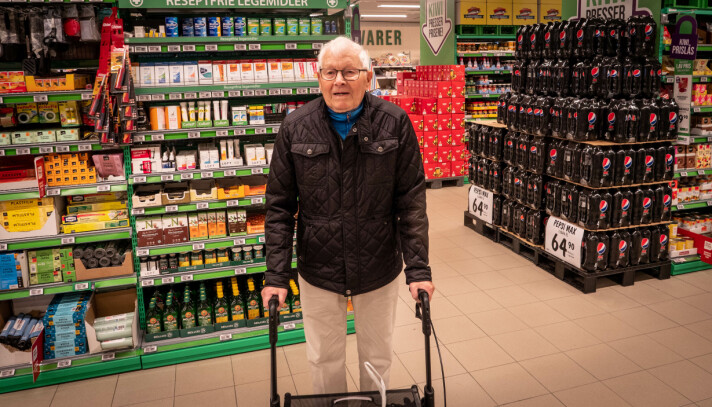 PÅ BUTIKKEN: Johan Eikrem (85) var ute og handlet da vi snakket med han om statsbudsjettet. PÅ BUTIKKEN: Johan Eikrem (85) var ute og handlet da vi snakket med han om statsbudsjettet.
