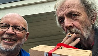HELSING PÅ FØDSELSDAGEN: Her har presten Matias Austrheim vore med helsing til Jarle på 65-årsdagen. – Jarle sit ved vegkanten og ser på livet. Han er nådelaust ærleg, men utan nåde og kjærleik blir verda so kald, seier presten før han legg til at han er takksam for gode sigarstundar ilag med Jarle. HELSING PÅ FØDSELSDAGEN: Her har presten Matias Austrheim vore med helsing til Jarle på 65-årsdagen. – Jarle sit ved vegkanten og ser på livet. Han er nådelaust ærleg, men utan nåde og kjærleik blir verda so kald, seier presten før han legg til at han er takksam for gode sigarstundar ilag med Jarle.