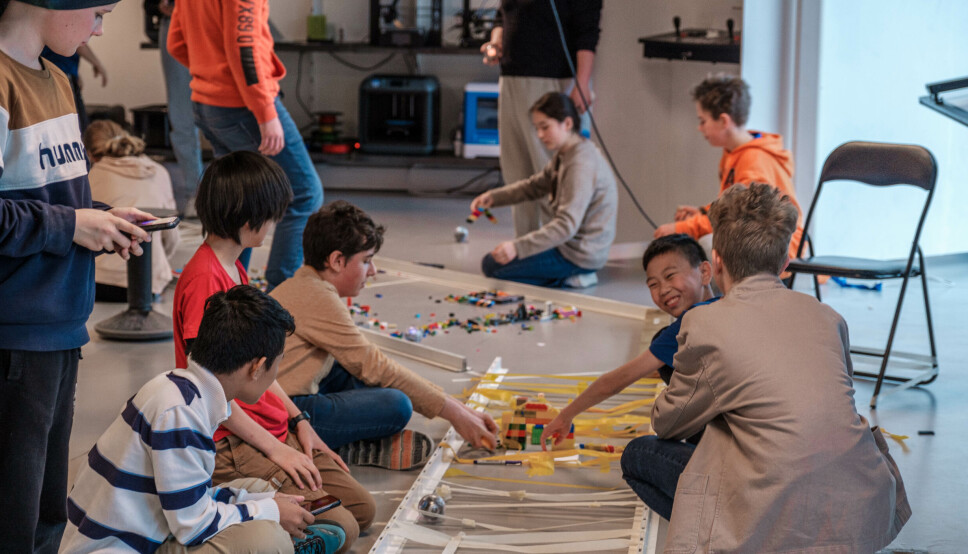 KREATIV LÆRINGSARENA: På Skaparhuset verte det arrangert 'TechJam' for ungdommar frå 13 år og oppover. Her var eit yrande liv og mykje læring då gjengen konkurrerte om å programmere den beste roboten.