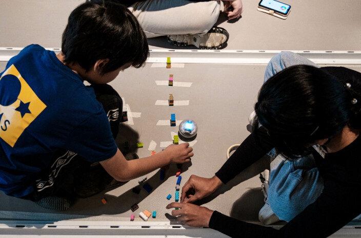 HINDRINGAR: Her er ungdommane i gang med å bygge hinderløype til roboten sin.