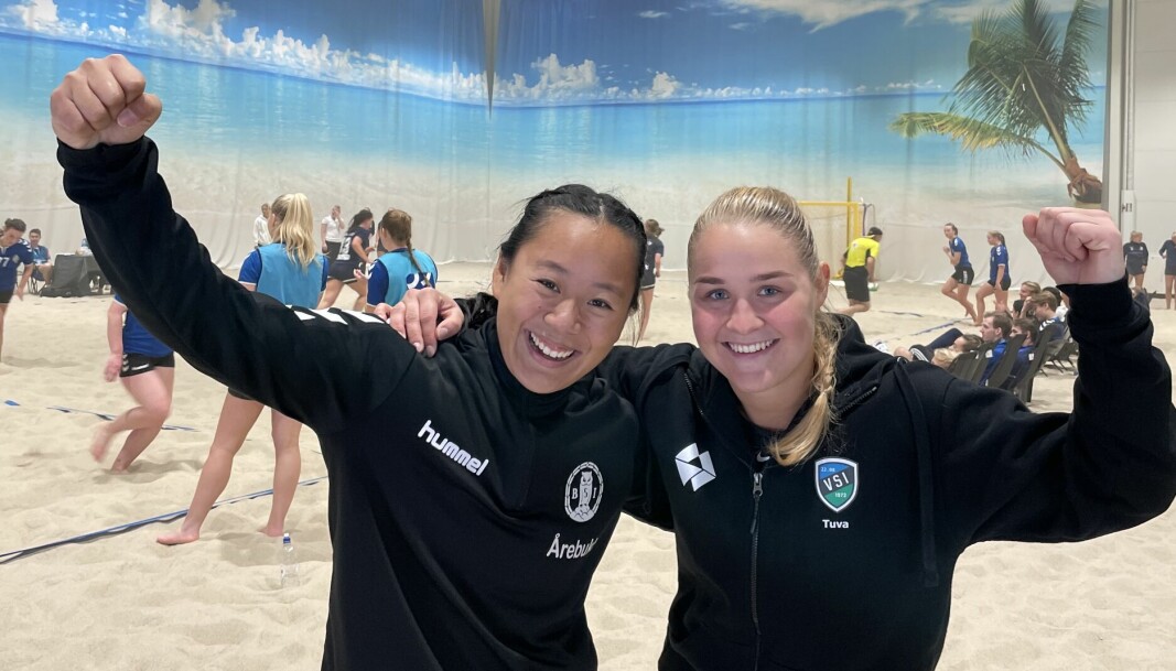 Idrettsglede: Håndballjentene Tuva Skogly (24) og Emma Støle Årebukt (24) er blant studentene fra Volda som har tatt turen til Bergen for å delta i idretten, beach håndball.