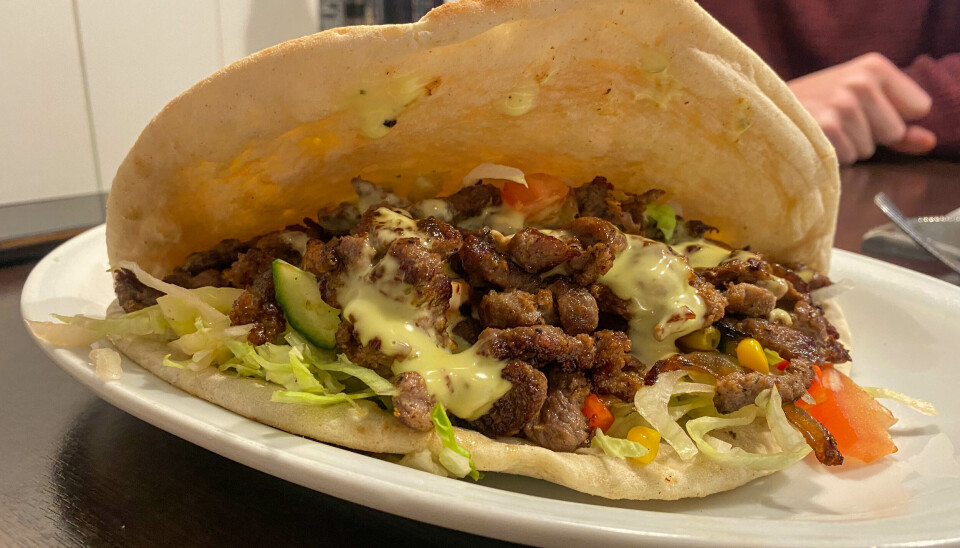 PIADINA: For Vemund ble fristelsen av biffsnadder i piadina for stor. Er det pita eller er det lefse? PIADINA: For Vemund ble fristelsen av biffsnadder i piadina for stor. Er det pita eller er det lefse?