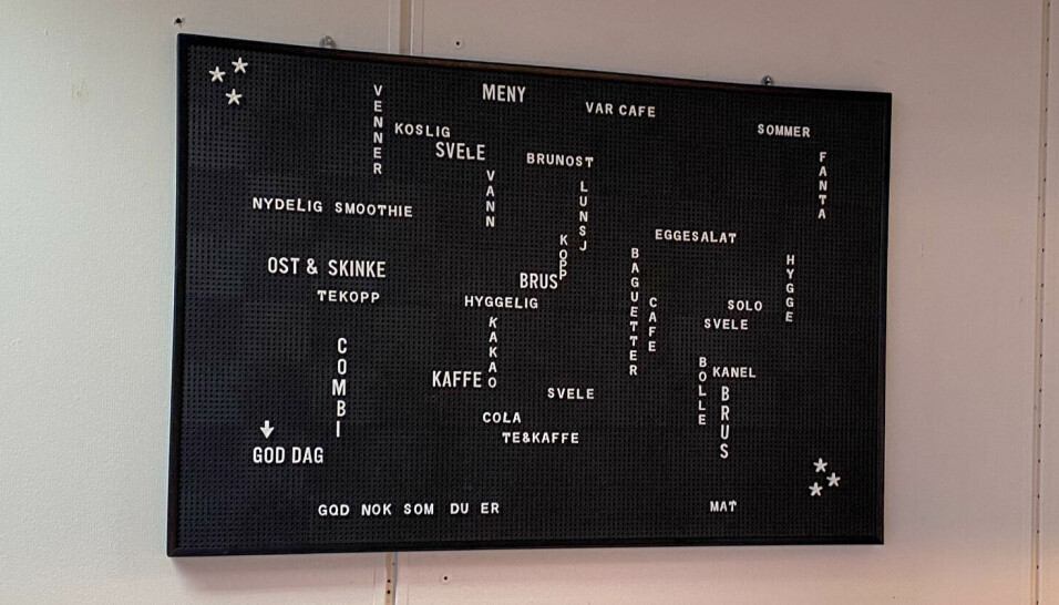 VANSKELIG ØVELSE: Det å tyde menyen på kaféen oppe på Combisenteret viste seg å bli litt vanskelig for Prebz. De fine ordene ble likevel satt pris på. VANSKELIG ØVELSE: Det å tyde menyen på kaféen oppe på Combisenteret viste seg å bli litt vanskelig for Prebz. De fine ordene ble likevel satt pris på.