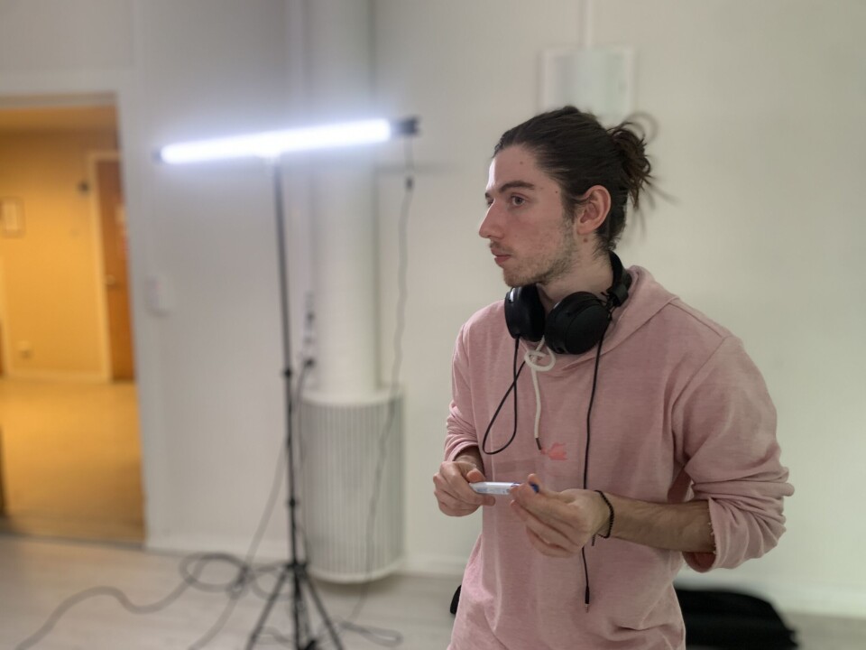 KONSENTRERT: Den engasjerte regissøren, Philip Glezko følger nøye med på den fiktive rettsaken i Volda samfunnshus.