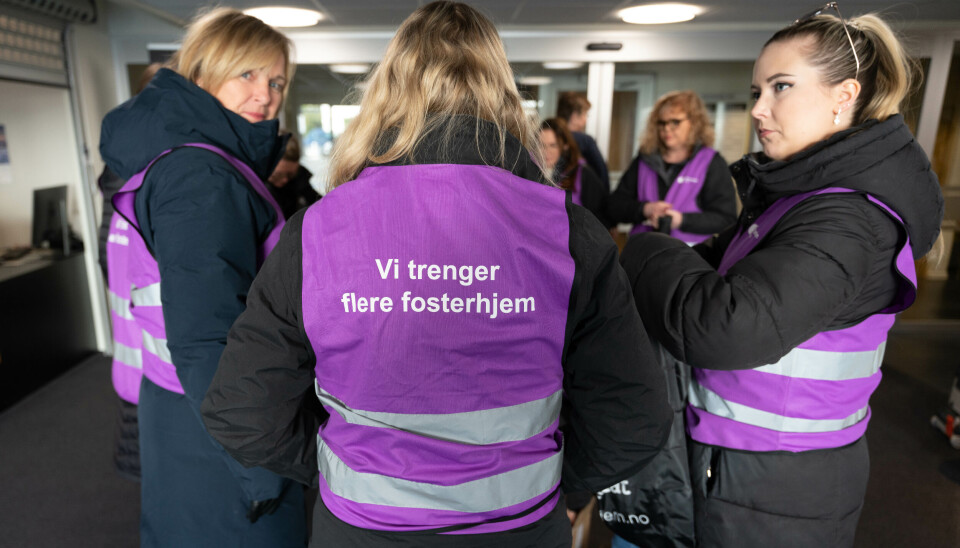 VOLDA RÅDHUS: Bufetat og barnevernet samlet seg før de tok til gaten for å dele ut flygeblad. VOLDA RÅDHUS: Bufetat og barnevernet samlet seg før de tok til gaten for å dele ut flygeblad.
