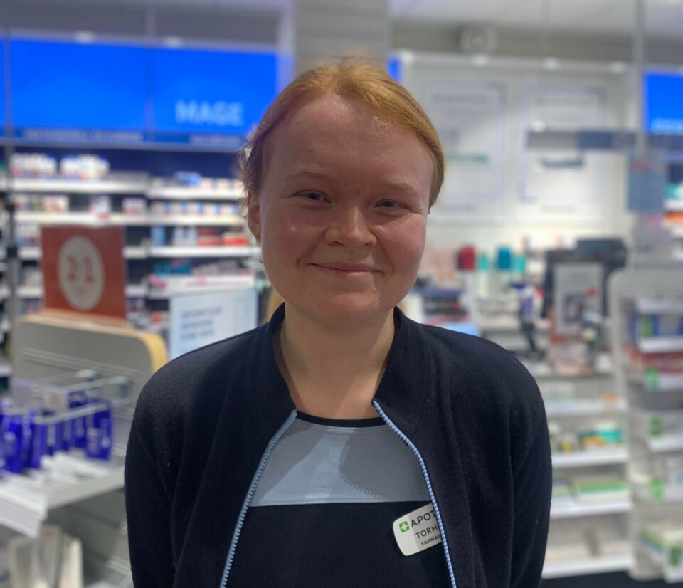 Farmasøyt Torhild Norheim på jobb på Apotek1 i Ørsta