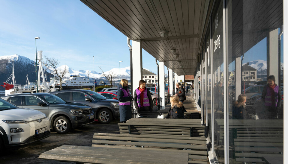 VOLDA SENTRUM: Siv Dimmen og Karin Ottervik slår av en prat utenfor en av Voldas kaféer.