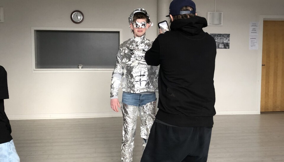 KRY: Emil Flo Ulvestad (13) med kostymet sitt.