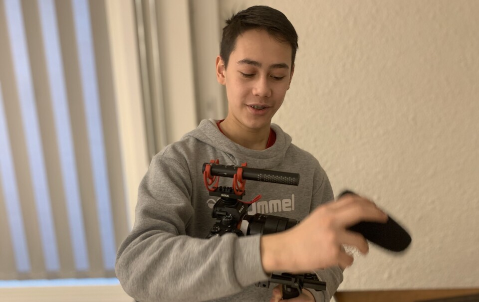 IMPONERT OVER UTSTYRET: Sondre Sinus Supomuang viser hvordan man tar på hette på filmkameraet sin mikrofon