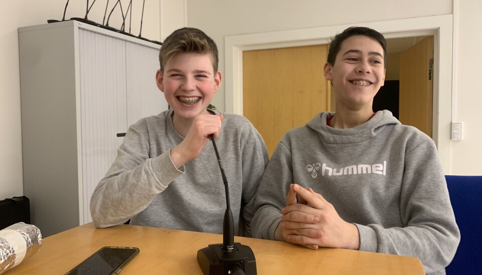 Smiler bredt: Kameratene, Emil Flo Ulvestad og Sondre Sinus Supomuang forteller om ukens begivenheter. Smiler bredt: Kameratene, Emil Flo Ulvestad og Sondre Sinus Supomuang forteller om ukens begivenheter.