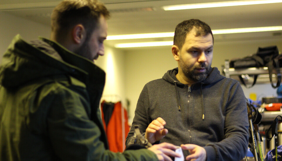 BUA: Alexander Terzic (med ryggen til) får hjelp av Ivan Kucher (t.h.) med å finne utstyret som passer. BUA: Alexander Terzic (med ryggen til) får hjelp av Ivan Kucher (t.h.) med å finne utstyret som passer.