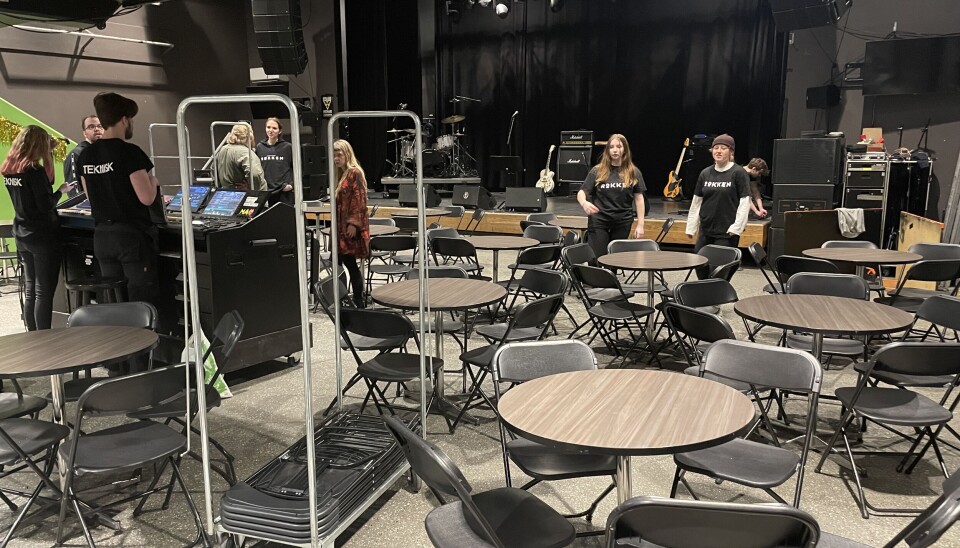 GOD STEMNING: Småpraten sitter løst blant de frivillige når storsalen på Rokken gjøres klar for kveldens arrangement.