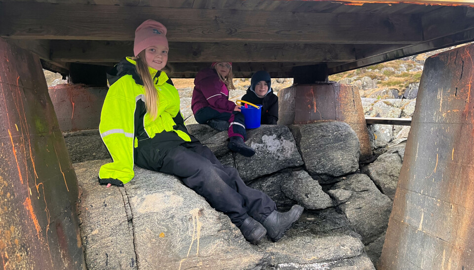 FOR BARNA: Mina Kopperstad (9) syntes det er gøy å leke under fyret når hun og familien er på tur. FOR BARNA: Mina Kopperstad (9) syntes det er gøy å leke under fyret når hun og familien er på tur.