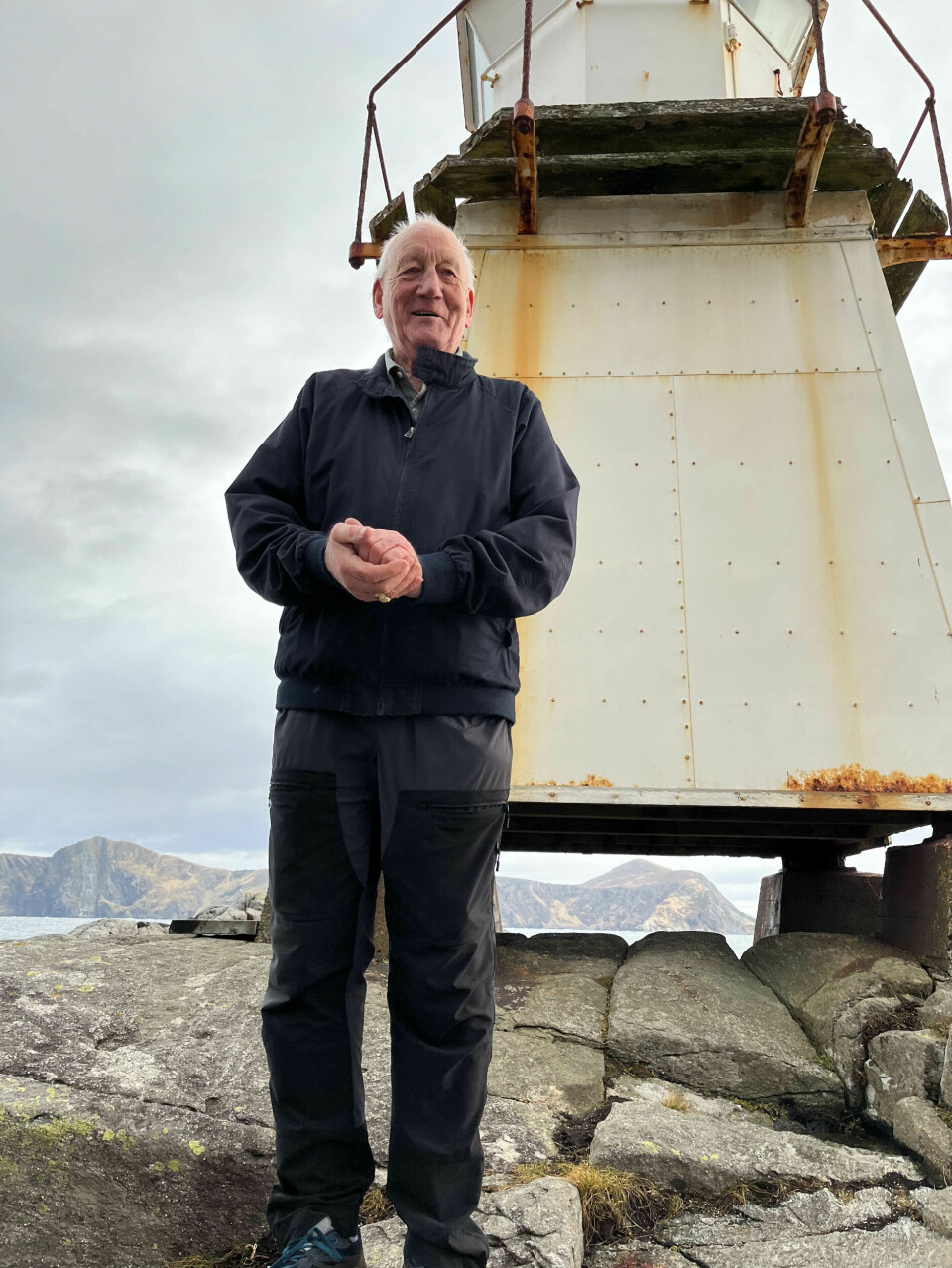 KJÆRLIGHET: Petter Kvalsvik (87) er veldig glad i fyrtårnet som har stått på Kvalsvik hele livet hans.