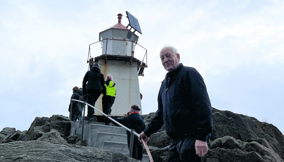 KJÆRLIGHET LIVET UT: Petter Kvalsvik (87) syntes det er trist at Gollenes fyr skal fjernes. Den har stått der siden han ble født. KJÆRLIGHET LIVET UT: Petter Kvalsvik (87) syntes det er trist at Gollenes fyr skal fjernes. Den har stått der siden han ble født.