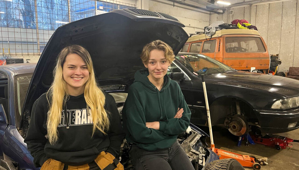 PÅ VERKSTEDET: Christiane (23) og Marie (18) fant vennskapet gjennom den felles bilinteressen. PÅ VERKSTEDET: Christiane (23) og Marie (18) fant vennskapet gjennom den felles bilinteressen.