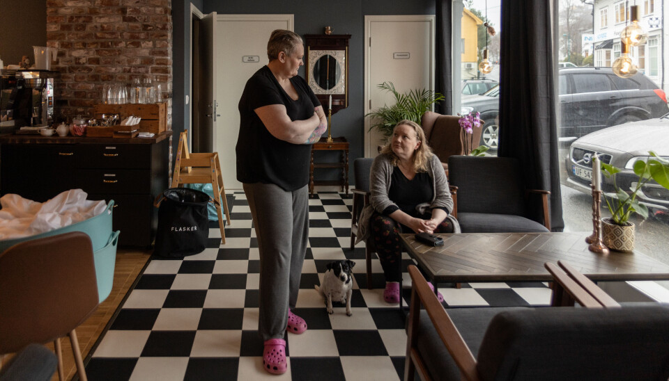 MIDT I DRØMMEN: Fruene, Lisbeth, Vibeke og hunden Molly er lykkelige over å ha bygget opp kafeen sin stein for stein. MIDT I DRØMMEN: Fruene, Lisbeth, Vibeke og hunden Molly er lykkelige over å ha bygget opp kafeen sin stein for stein.