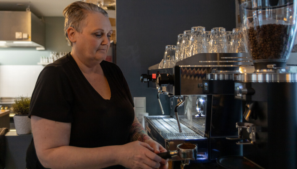 FLITTIG I BRUK: kaffemaskinens hvesende lyd er som musikk i Lisbeths ører. FLITTIG I BRUK: kaffemaskinens hvesende lyd er som musikk i Lisbeths ører.