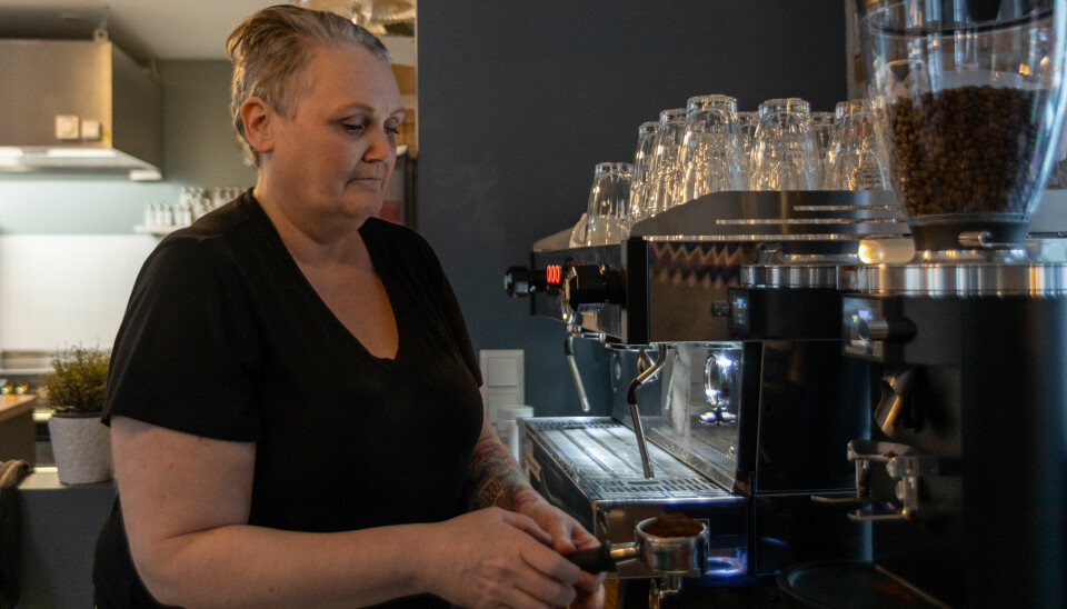 FLITTIG I BRUK: kaffemaskinens hvesende lyd er som musikk i Lisbeths ører.