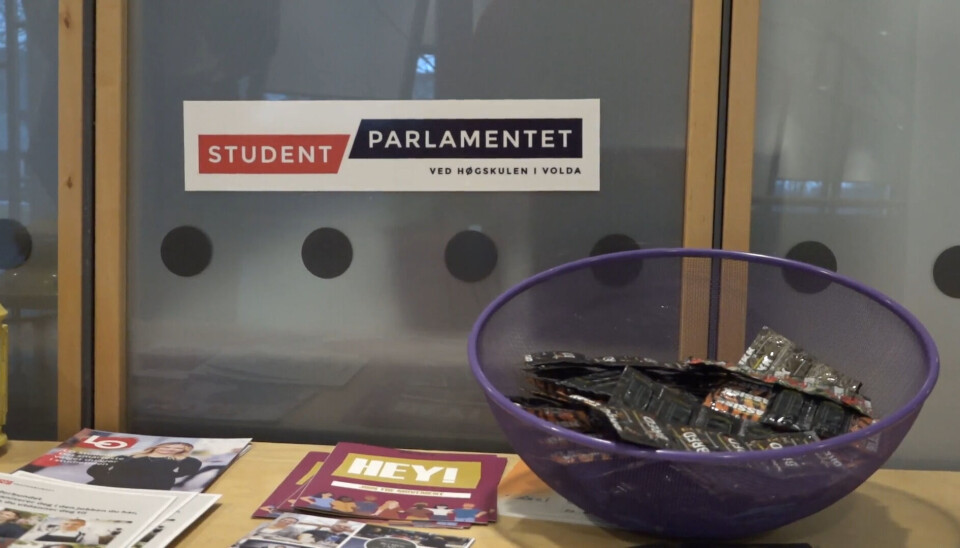 BESKYTTELSE: Bruk av kondom er det viktigste tiltaket for å redusere smitte av gonoré. Utenfor Studentparlamentet sitt kontor på Høgskulen i Volda finnes det alltid gratis kondomer. BESKYTTELSE: Bruk av kondom er det viktigste tiltaket for å redusere smitte av gonoré. Utenfor Studentparlamentet sitt kontor på Høgskulen i Volda finnes det alltid gratis kondomer.