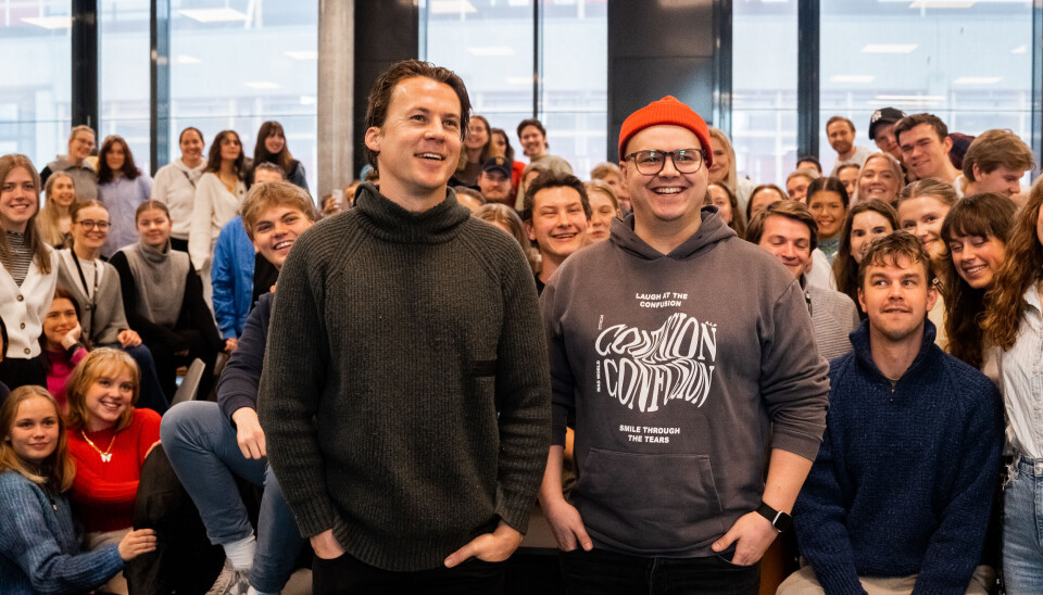 POSERER MED GJENGEN: Journalistikkstudentene syns det var stas at Bård og Bjarte Ylvisåker kom på besøk. POSERER MED GJENGEN: Journalistikkstudentene syns det var stas at Bård og Bjarte Ylvisåker kom på besøk.