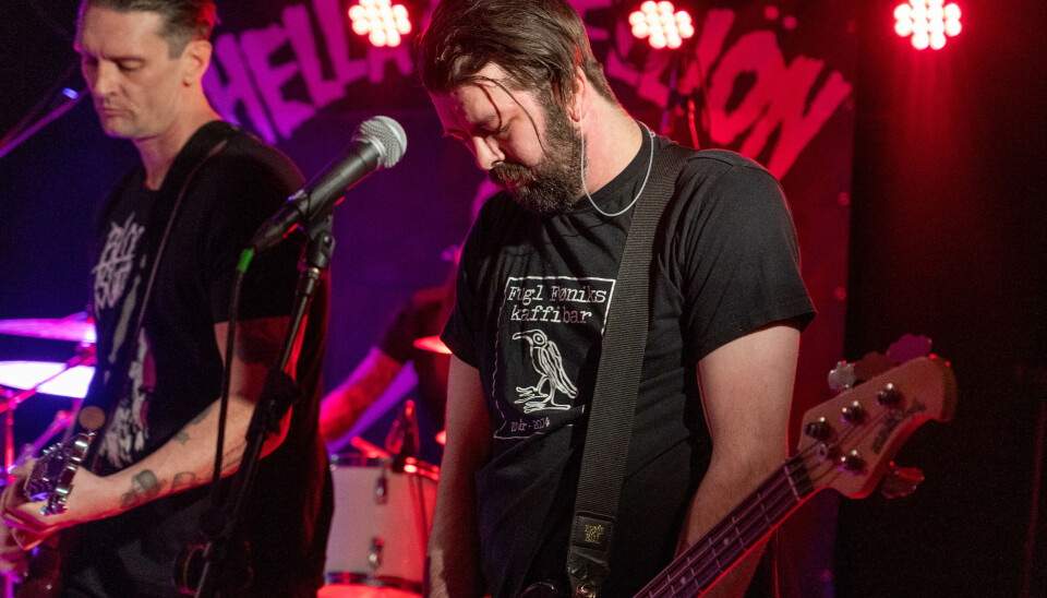 KONSERT: Mathias t.h. fra Hella Rebellion hadde på seg en passende T-skjorte til åpningen. KONSERT: Mathias t.h. fra Hella Rebellion hadde på seg en passende T-skjorte til åpningen.