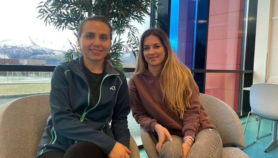 VAKKER NATUR: Iryna Pavlik (t.v.) og Veronika Deineko (t.h.) har lært mye det siste året. Fra før visste de at Norge hadde fjorder, nordlys, fin natur og mye fisk. VAKKER NATUR: Iryna Pavlik (t.v.) og Veronika Deineko (t.h.) har lært mye det siste året. Fra før visste de at Norge hadde fjorder, nordlys, fin natur og mye fisk.