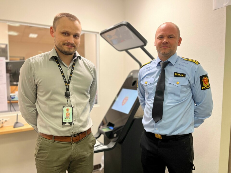 POLITIET: Førstekonsulent Jørn Bjørnstad og Oddbjørn Myklebust forteller at det nye systemet skal gjøre det enklere å bestille time over nett.