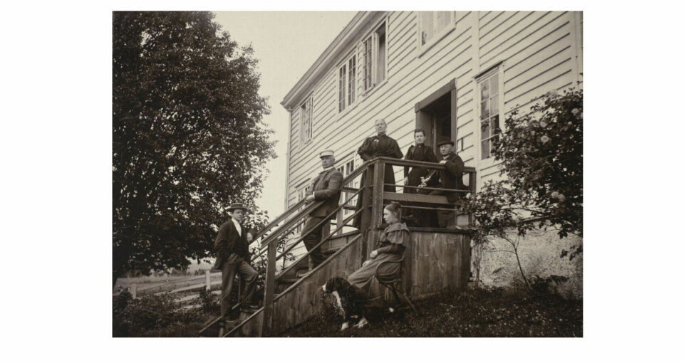 RUNDT 1885: Sorenskriver Christopher Benedict Bøgh og hans familie fotografert utenfor Skrivargarden.