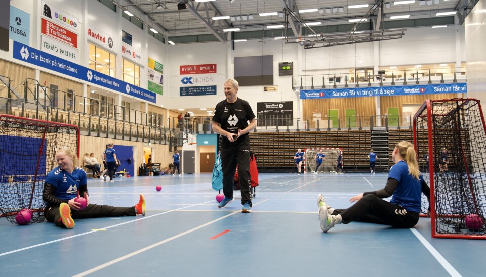 TRENER: Ove går gjennom treningsøvelser med målvaktene til Voldas elitelag.