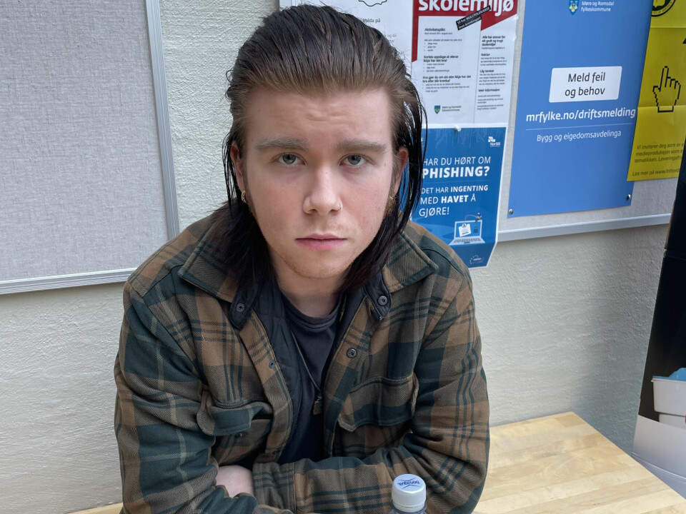 AVSLAPPET: Jonas Årsheim Arnorsson (18) går musikklinjen på Volda Vidaregåande skule. Musikkelevene har et mer avslappet forhold til russegrupper enn elevene på studiespesialisering.