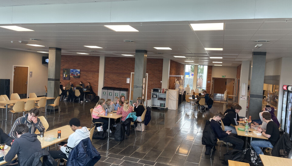LUNSJ I KANTINA: Elevene utnytter lunsjpause til planlegging av russefeirningen.