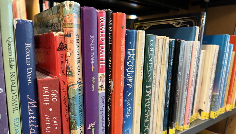 KRENKENDE BIBLIOTEK: På biblioteket ved Høgskulen i Volda kan du finne en rekke eldre utgaver av Roald Dahls barnebøker. Dahl skrev 22 barnebøker i sin tid, og det var ofte tre karakterer som gikk igjen. Det modige barnet, den motbydelige motstanderen og den magiske hjelpen.