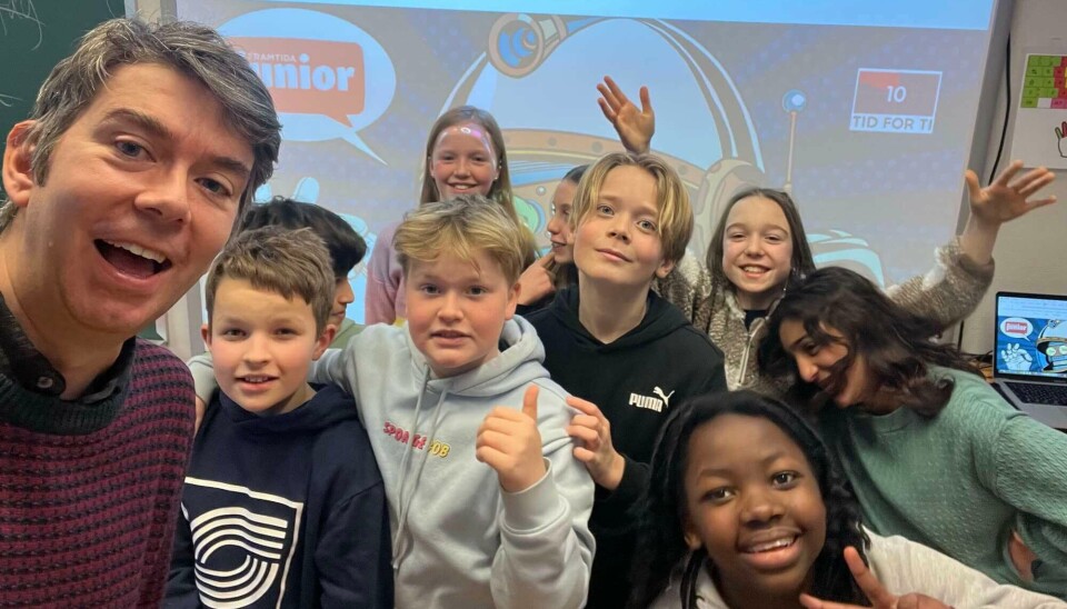 GLAD REDAKTØR: Redaktør ved Framtida Junior er glad for å bli gitt Årets Nynorskbruker. Her med elever ved Kinsarvik Skule