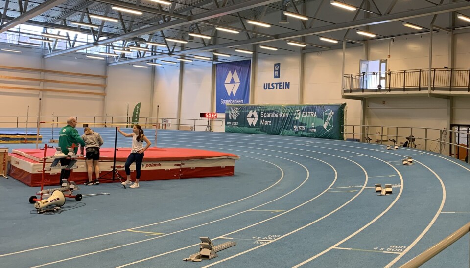 KLART FOR UM: Friidrettsbanen er rullet ut og Ulsteinhallen er klar for å ta i mot utøvere fra hele landet denne helgen.