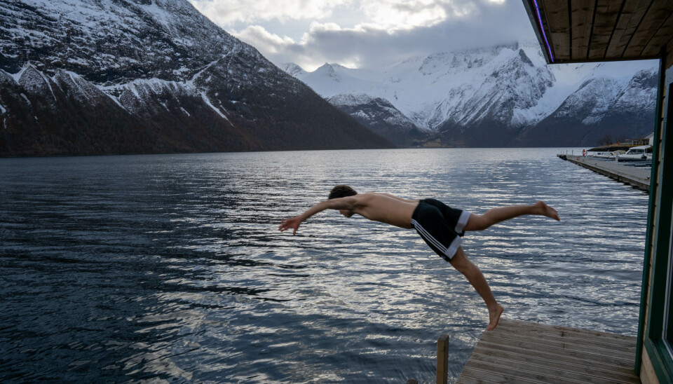 HOPP I FJORDEN: Andreas avsluttet med et vakkert stup etter en lang dag med testing.