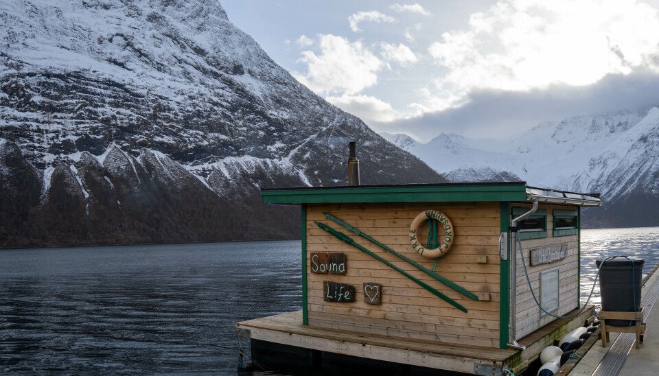 HJØRUNDFJORD: Langt inne fjorden ligger den pent lagt til.