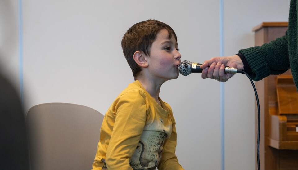 DIKTOPPLESING: Ein av aktivitetane borna får prøve på KuDraMuDa er å lese dikt. Nikolas Lukac (6) likar godt når alle kan høyre han.