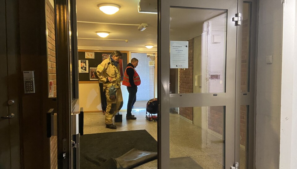 PÅ PLASS: Brannvesen og innsatsleder lufter ut av inngangen.