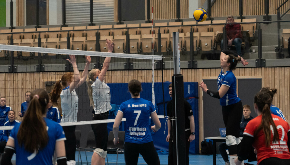 JEVN KAMP: Hjemmelaget måtte kjempe for hvert poeng, som flere ganger ble lange ballvekslinger.