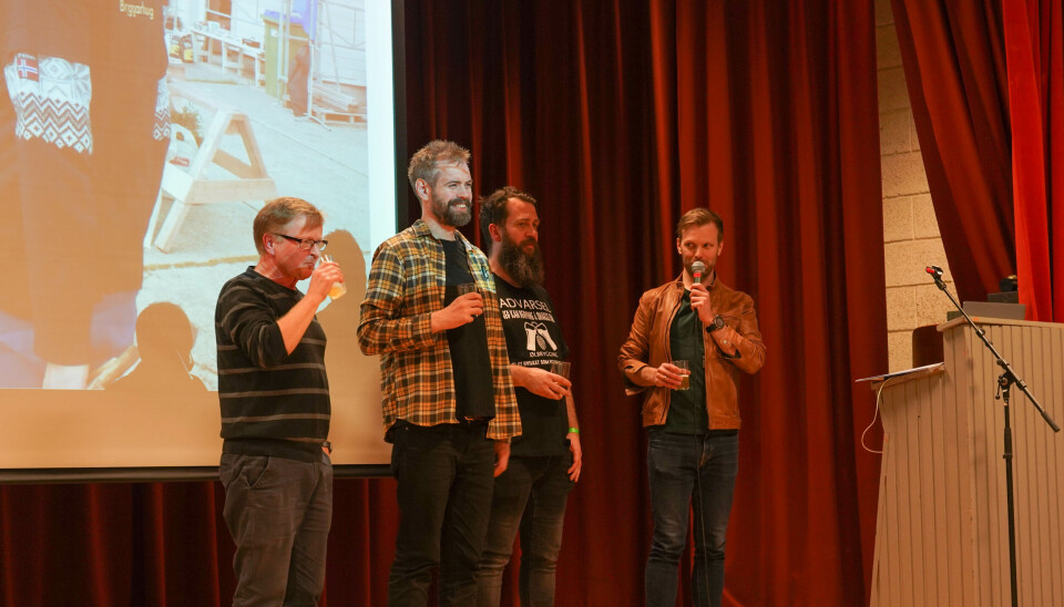 KOMITEEN: Arrangørene Dag Rune Kalvatn, Eirik Hoem og Preben Trellevik presenteres på scenen av kveldens konfransier Ola Sindre Kriken. KOMITEEN: Arrangørene Dag Rune Kalvatn, Eirik Hoem og Preben Trellevik presenteres på scenen av kveldens konfransier Ola Sindre Kriken.
