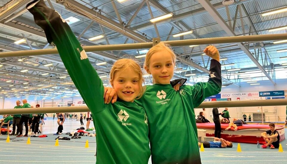 IDRETTSGLEDE: Ingvill Skåre (9) og Noomi Sandvik Kjetland (10) liker begge å løpe, og er engasjert publikum under UM. IDRETTSGLEDE: Ingvill Skåre (9) og Noomi Sandvik Kjetland (10) liker begge å løpe, og er engasjert publikum under UM.