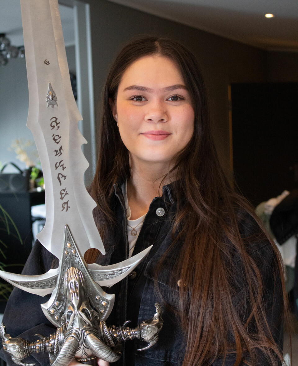 LIDENSKAP: Cristin Aam (25) med en replika av sverdet Frostmourne. I World of Warcraft tilhører det Kong Arthas Menethil, også kjent som Lich King.