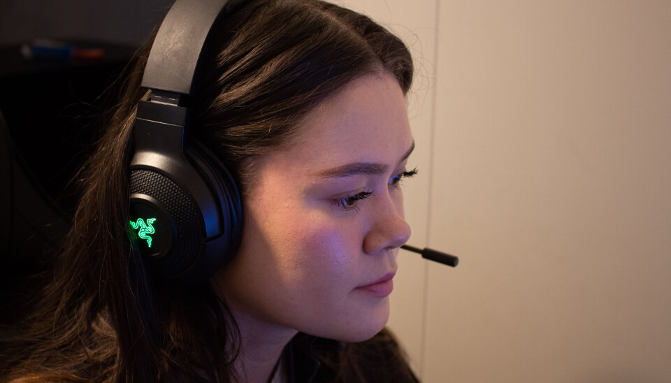 HERDET: Cristin Aam (25) er en ivrig gamer, og lar seg ikke stanse av at noen oppfører seg stygt.