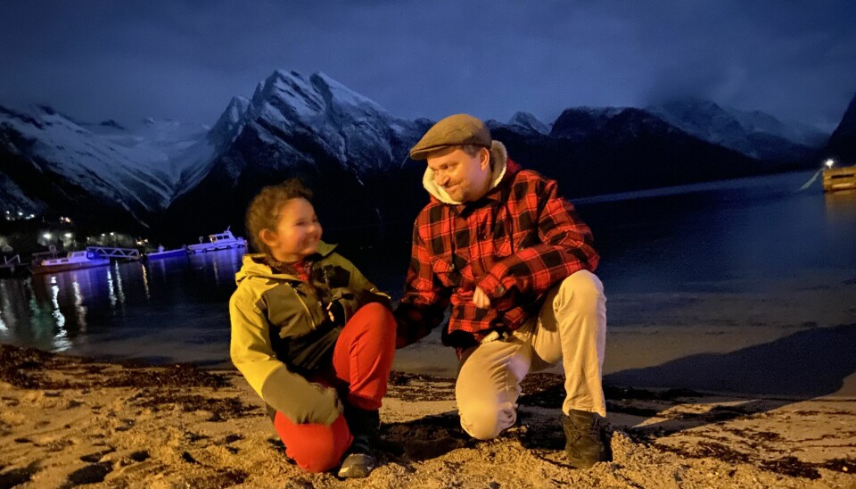 Datter Kathinka Bholen Walseth (8) og far Erlend Walseth (42) har tatt turen til badestranda på Sæbø, favorittstedet deres i hjembygda.