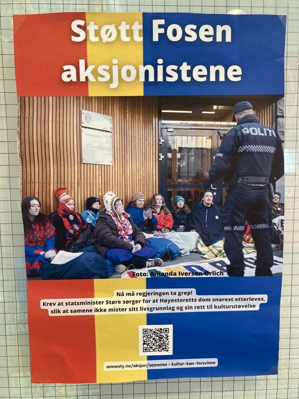 PLAKATER: Plakatene har en QR-kode som fører deg til Amnestys underskriftskampanje til aksjonen.