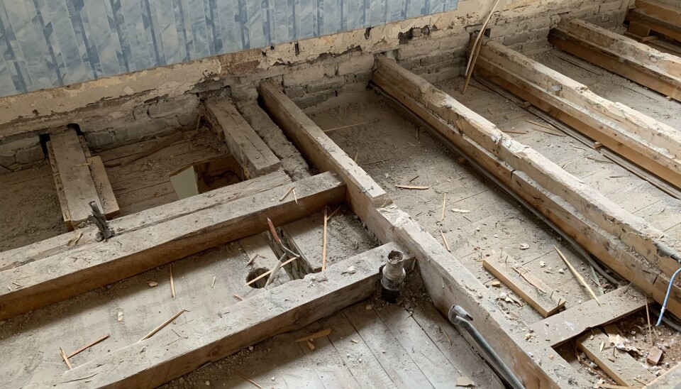 I SØMMENE: Jobben gjøres grundig slik at resultatet skal vare. Thomas sier at hus har man egentlig bare til låns i tiden man bor der. I SØMMENE: Jobben gjøres grundig slik at resultatet skal vare. Thomas sier at hus har man egentlig bare til låns i tiden man bor der.