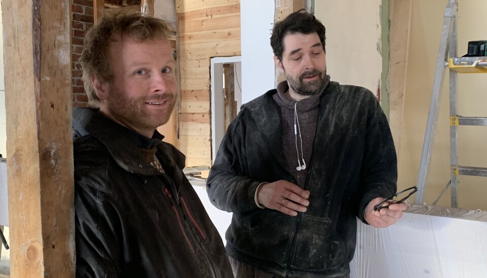KLØKTIG DUO: Thomas Busker Larsen arbeider i godt lag med kompis og håndtverker Robert Steinnes. Thomas og Karen ønsker å gjøre så mye de kan på egenhånd.