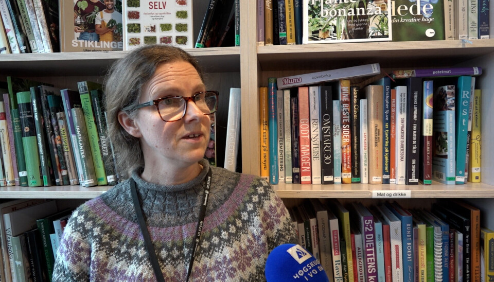 FRØSJEF: Anne Vasstrand er bibliotekar og ansvarlig for all utlån og levering av frø ved frøbiblioteket. Det nye konseptet er likevel basert på tillit og det er ingen krav til å levere inn frø når han låner frø.